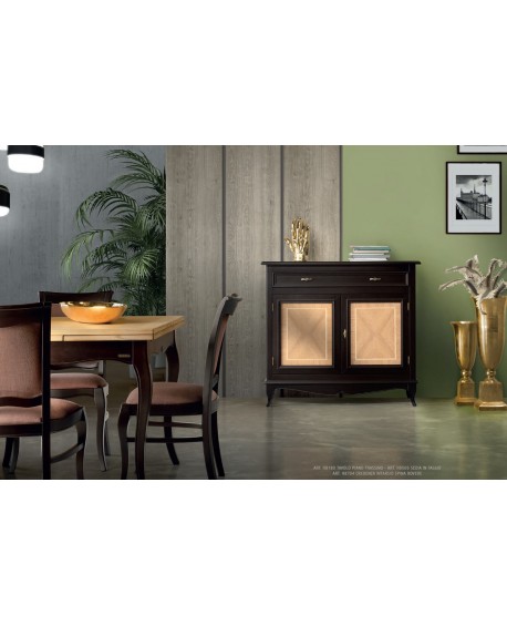Tavolo intagliato piano in frassino  L.130 P.85 H.80 (aperto L.210 P.85)